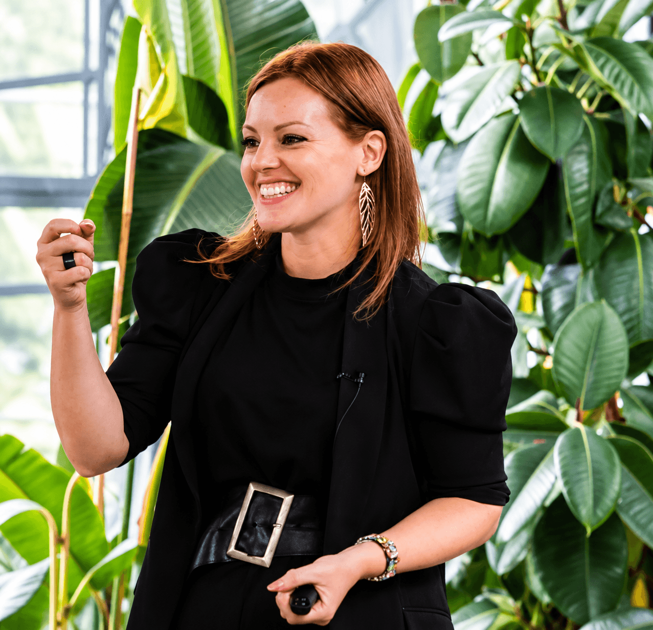 Roberta Roccioletti sorridente tra piante tropicali