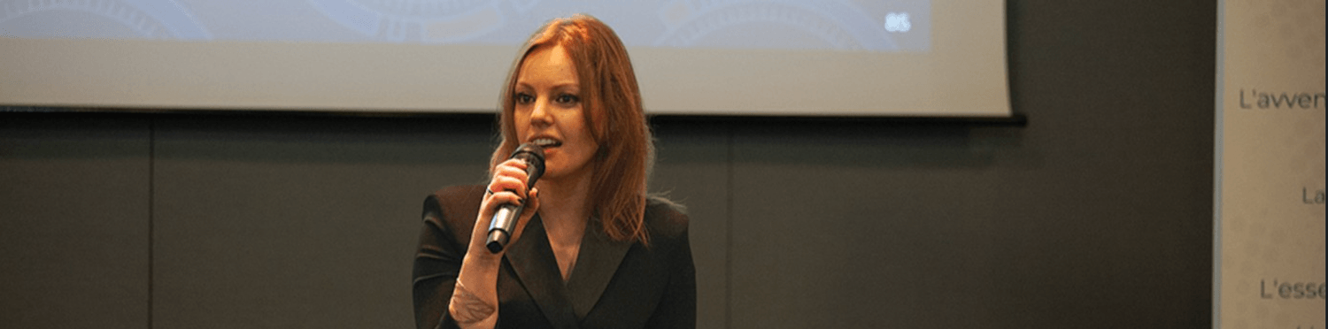 Roberta Roccioletti durante un intervento con il microfono