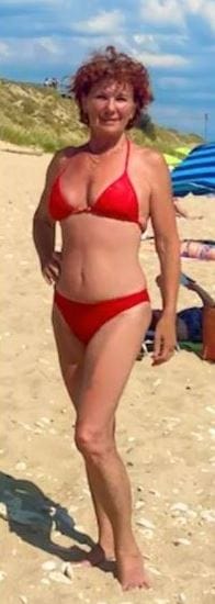 Marie France, 70 ans, sur la plage
