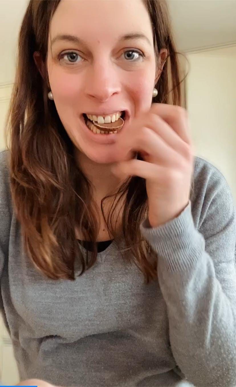 Marie Hulmann mange avec plaisir