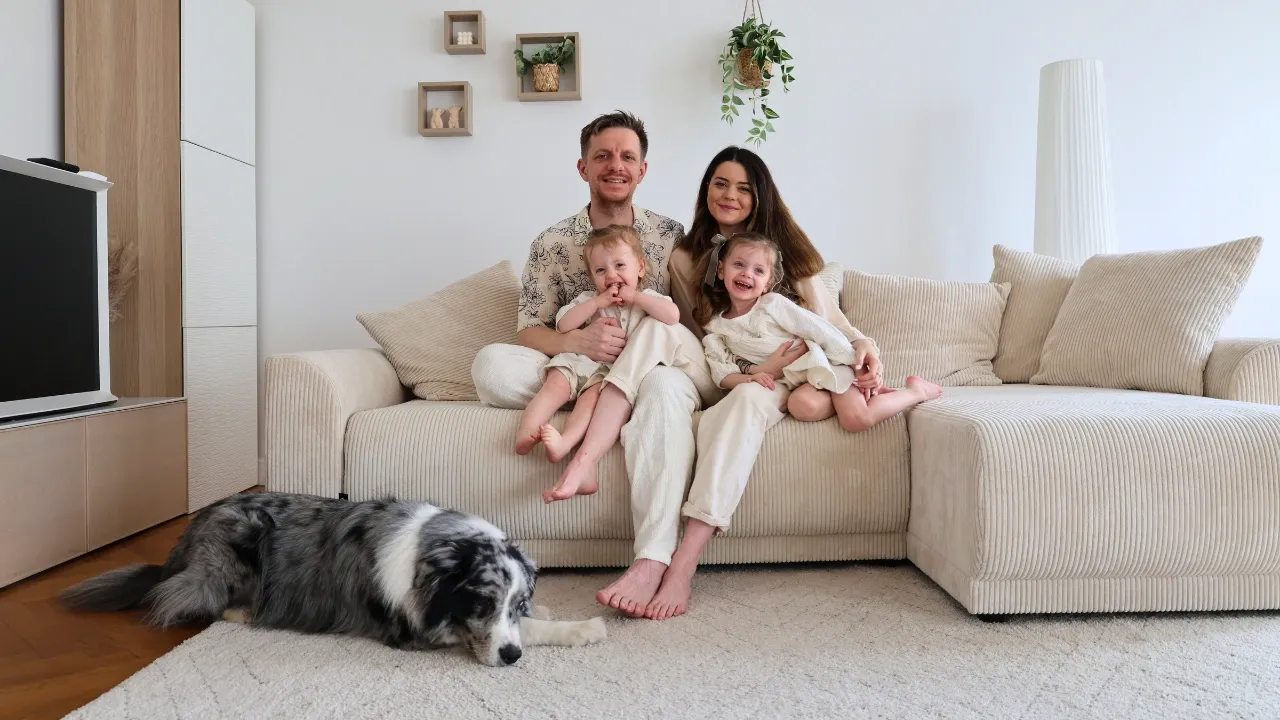 Damien Menu en famille avec sa femme et ses deux enfants dans leur maison en France