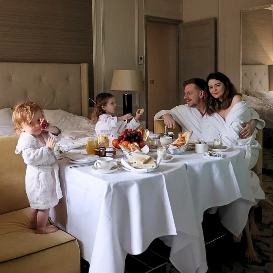 Damien Menu en famille au petit déjeuner à l'hôtel