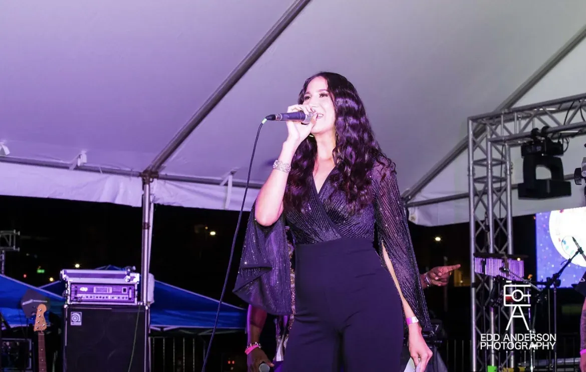 Jhosie Gonzalez en evento corporativo