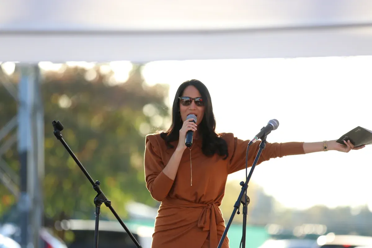 Jhosie Gonzalez presentando