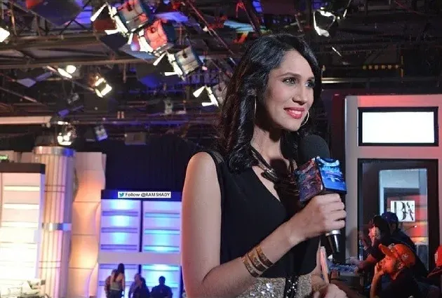 Jhosie Gonzalez como reportera