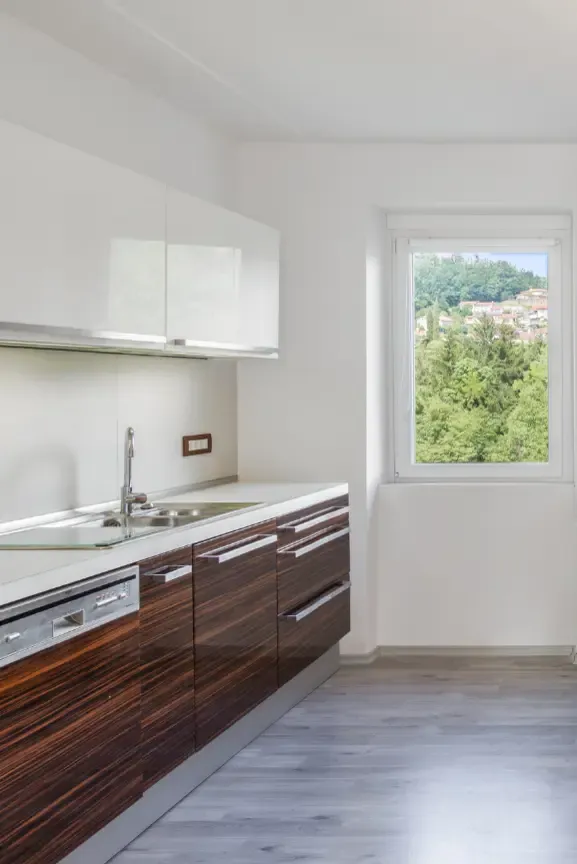 kuhinja po prenovi – minimalističen dizajn z novimi delovnimi površinami