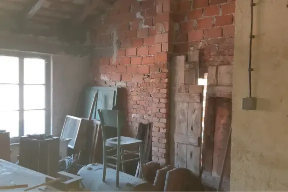 pred prenovo spalnice – po višini odprt in nedodelan prostor