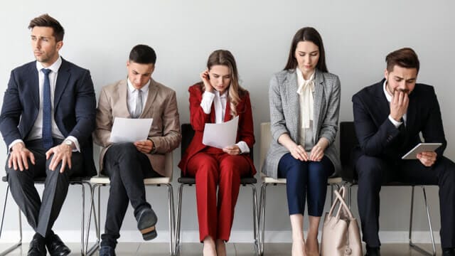 Un gruppo di candidati in attesa per un colloquio