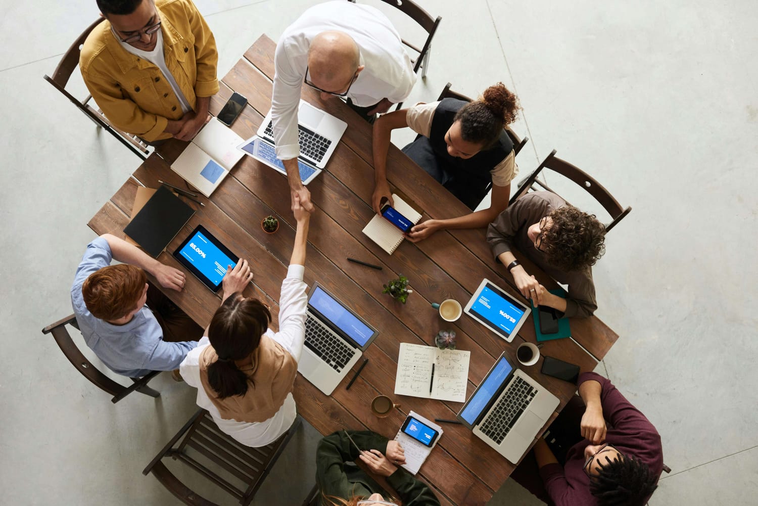 collaborazione tra piccoli imprenditori che discutono progetti insieme