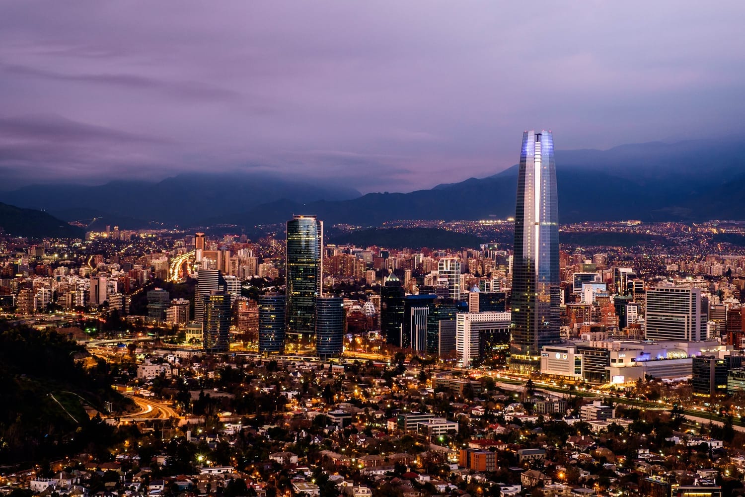 Vista de Santiago Centro y Metro Santa Lucía