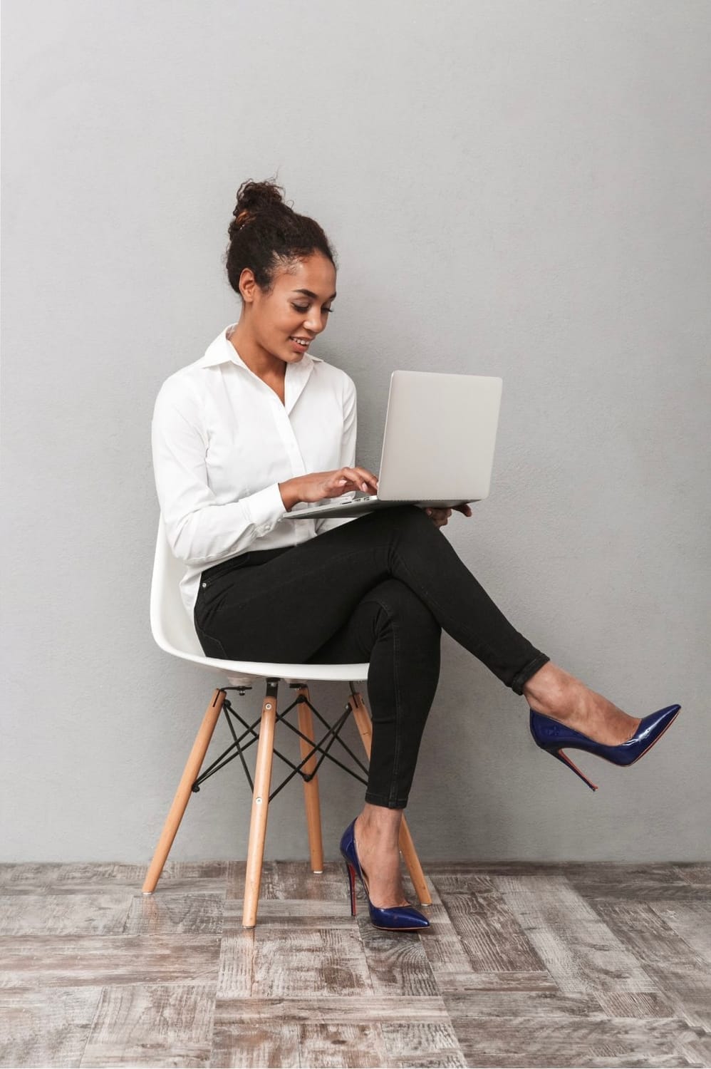 femme d'affaires surr son ordinateur