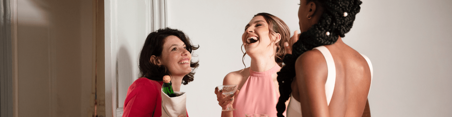 Couple heureux planifiant leur mariage