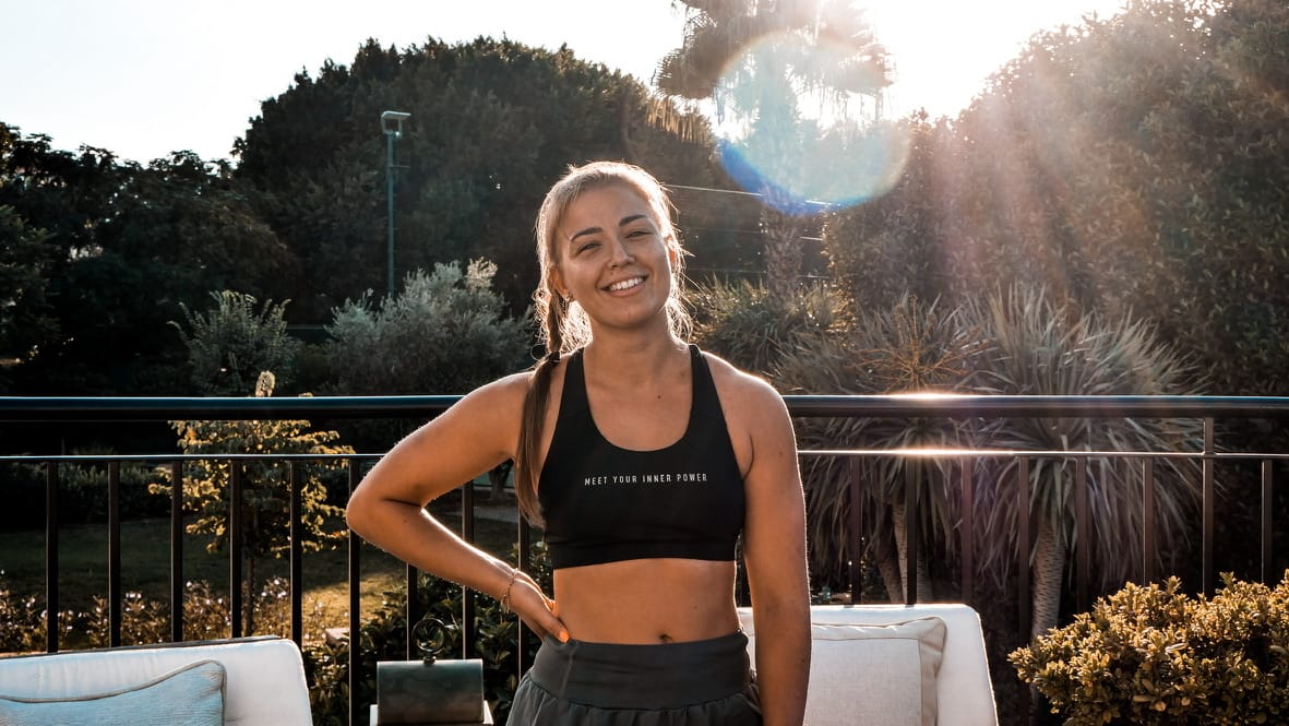 Lara Nivet, diététicienne nutritionniste sportive, en tenue de sport au coucher du soleil