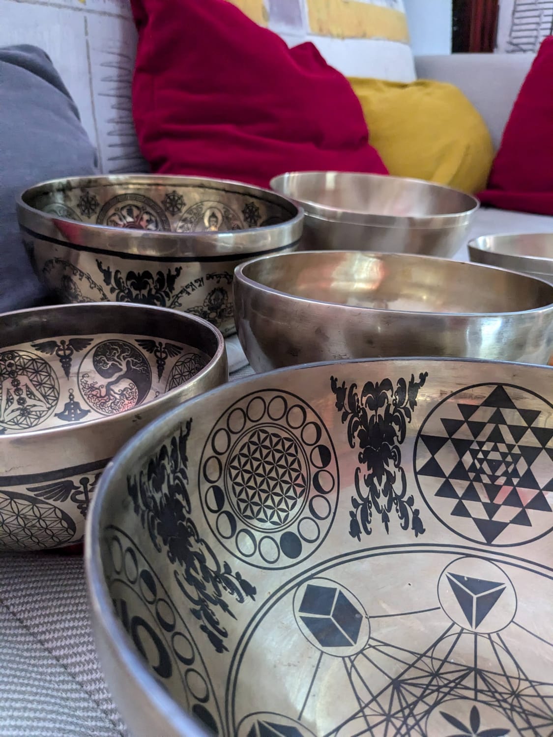 Plusieurs bols gravés