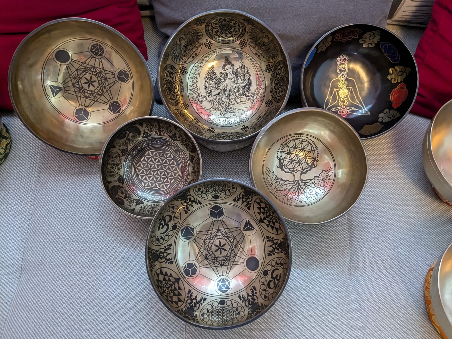 Plusieurs bols gravés de différentes tailles