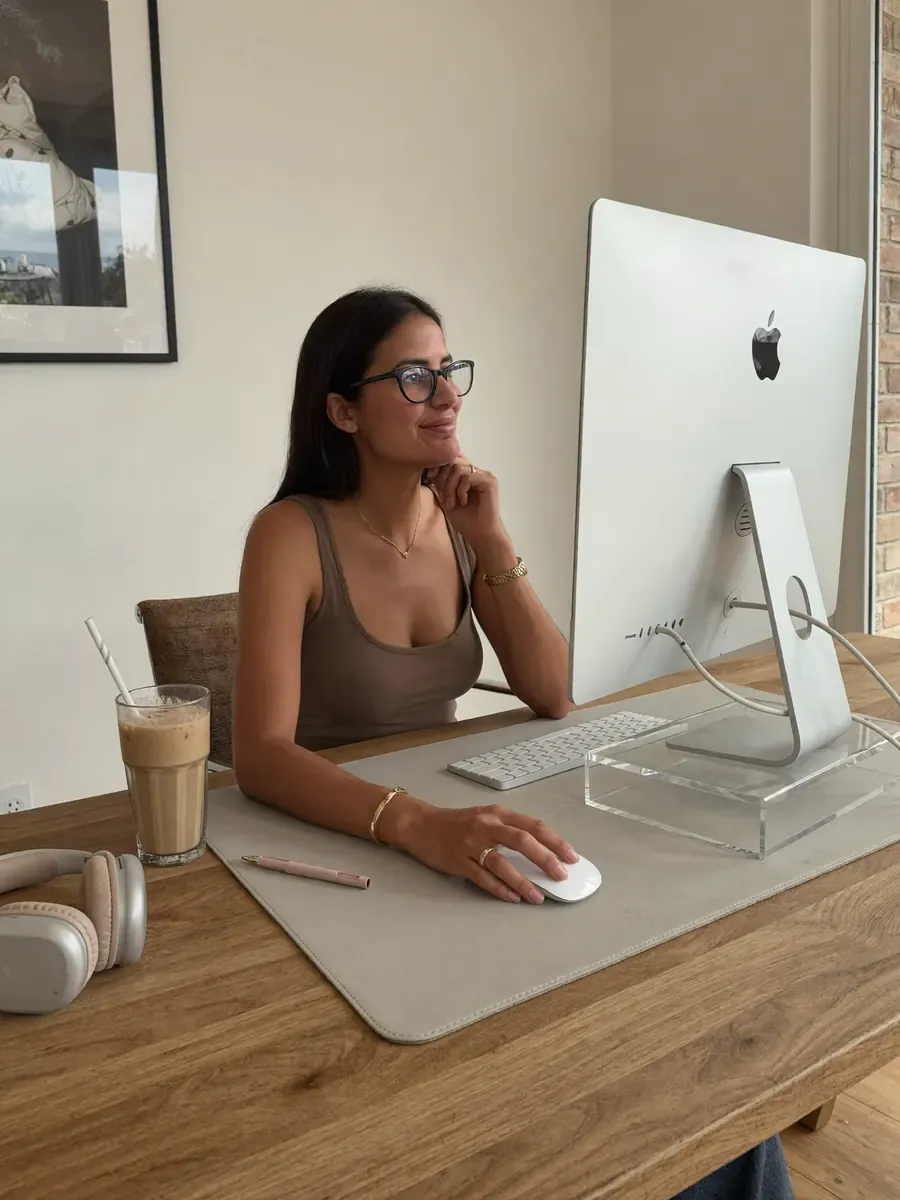 Esther trabajando desde casa