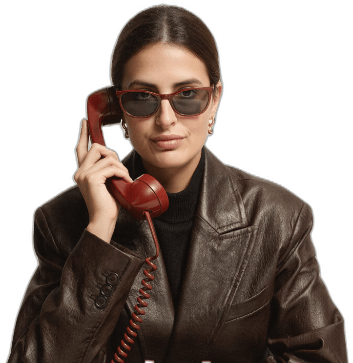 Esther Grueso con un teléfono rojo