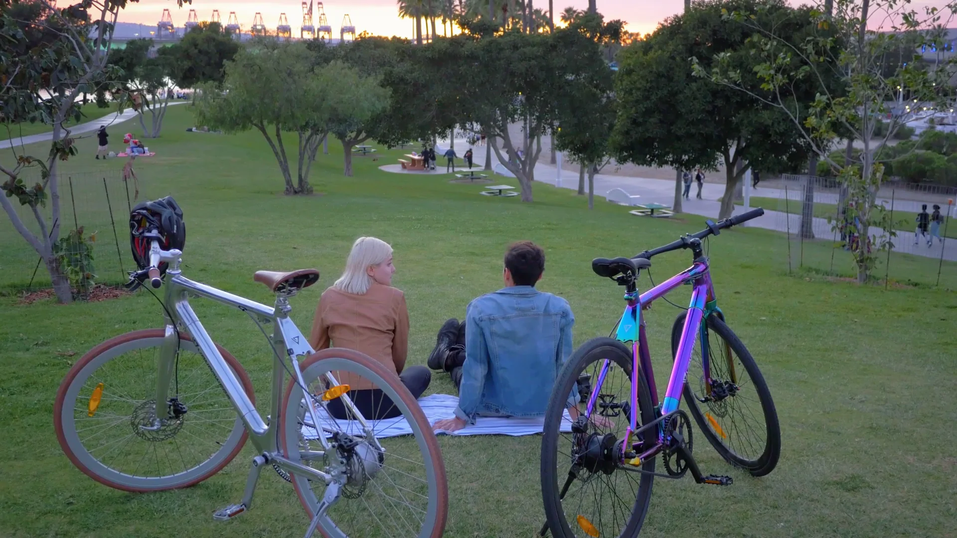 Vanpowers City Vanture Electric Bike Lifestyle 2x B