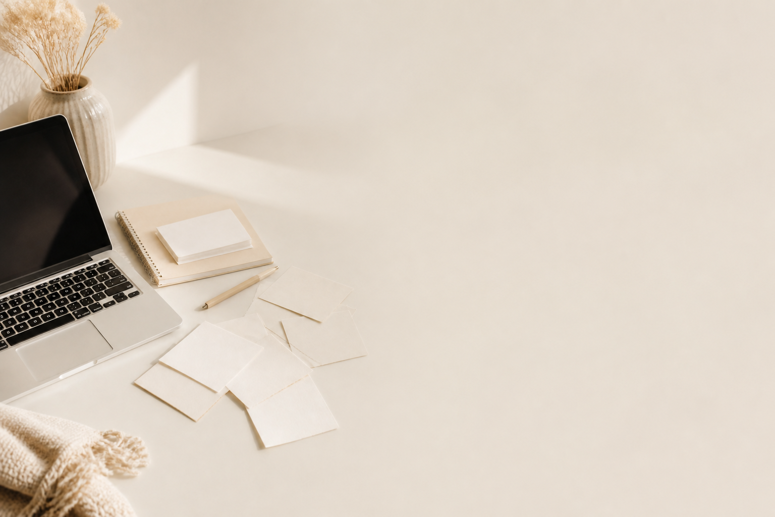 Un ordinateur et des notes sur un bureau clair