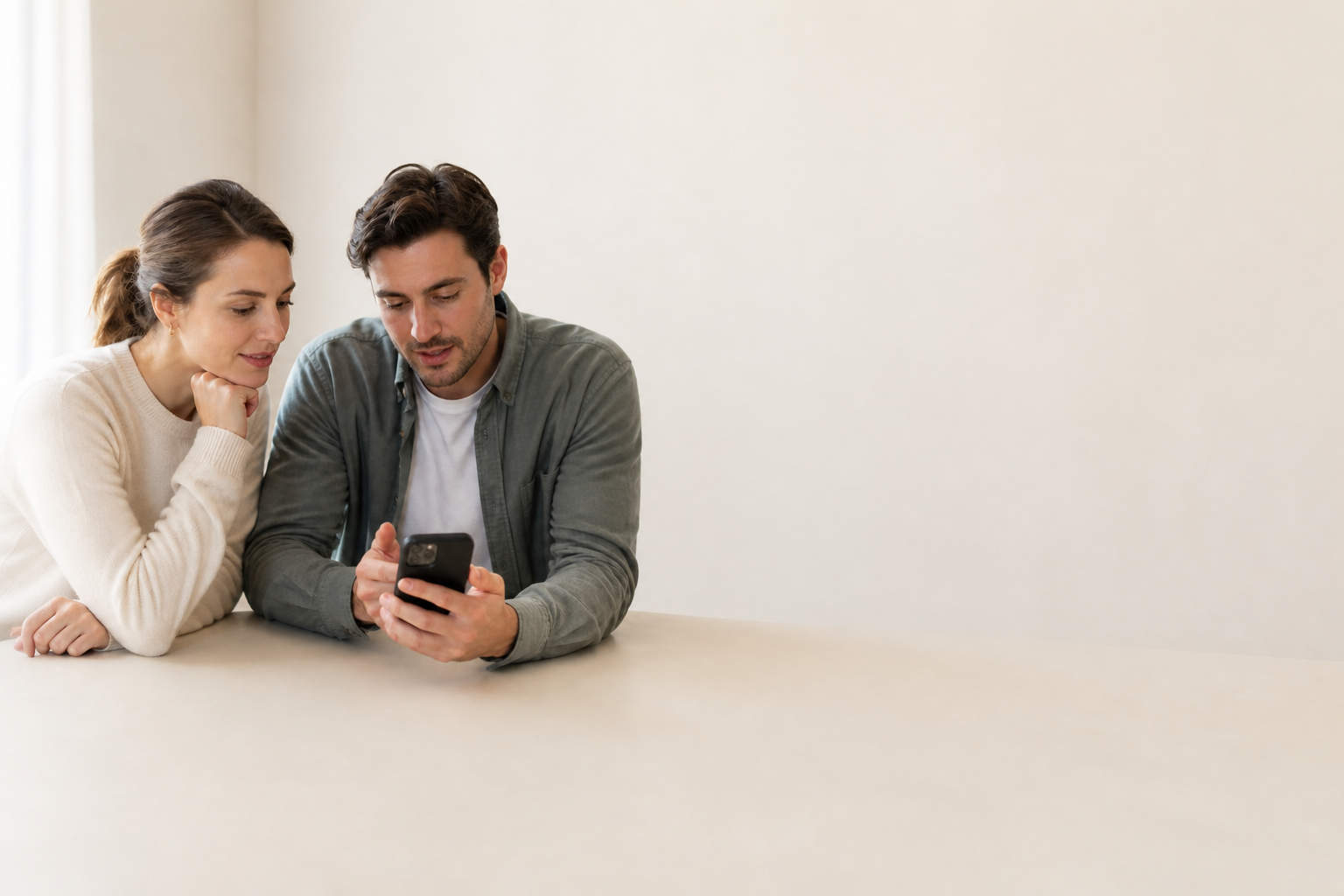 Deux personnes regardent une offre sur un téléphone
