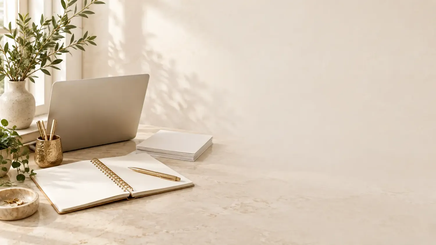 Atelier d’étude avec carnet et ordinateur, illustration de la lecture et de la relecture
