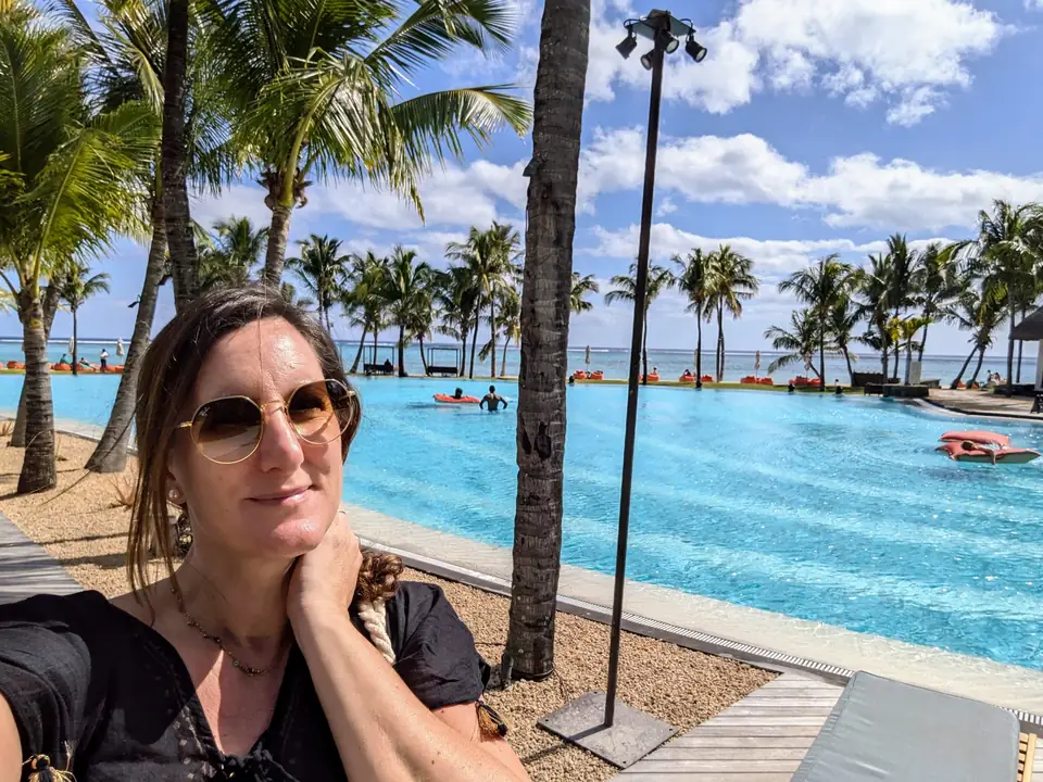 Edwige Giron-Fleckinger au bord d’une piscine, sous les palmiers, à l’île Maurice
