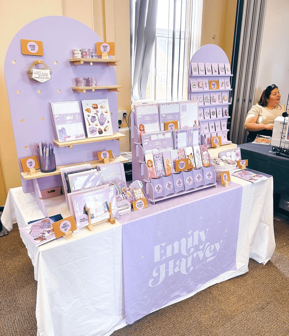 Stand violet Emily Harvey présentant des créations artistiques