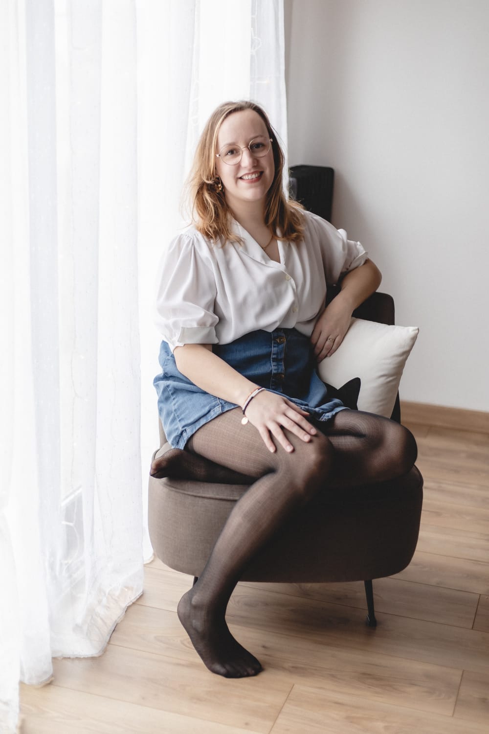Joy assise dans un fauteuil