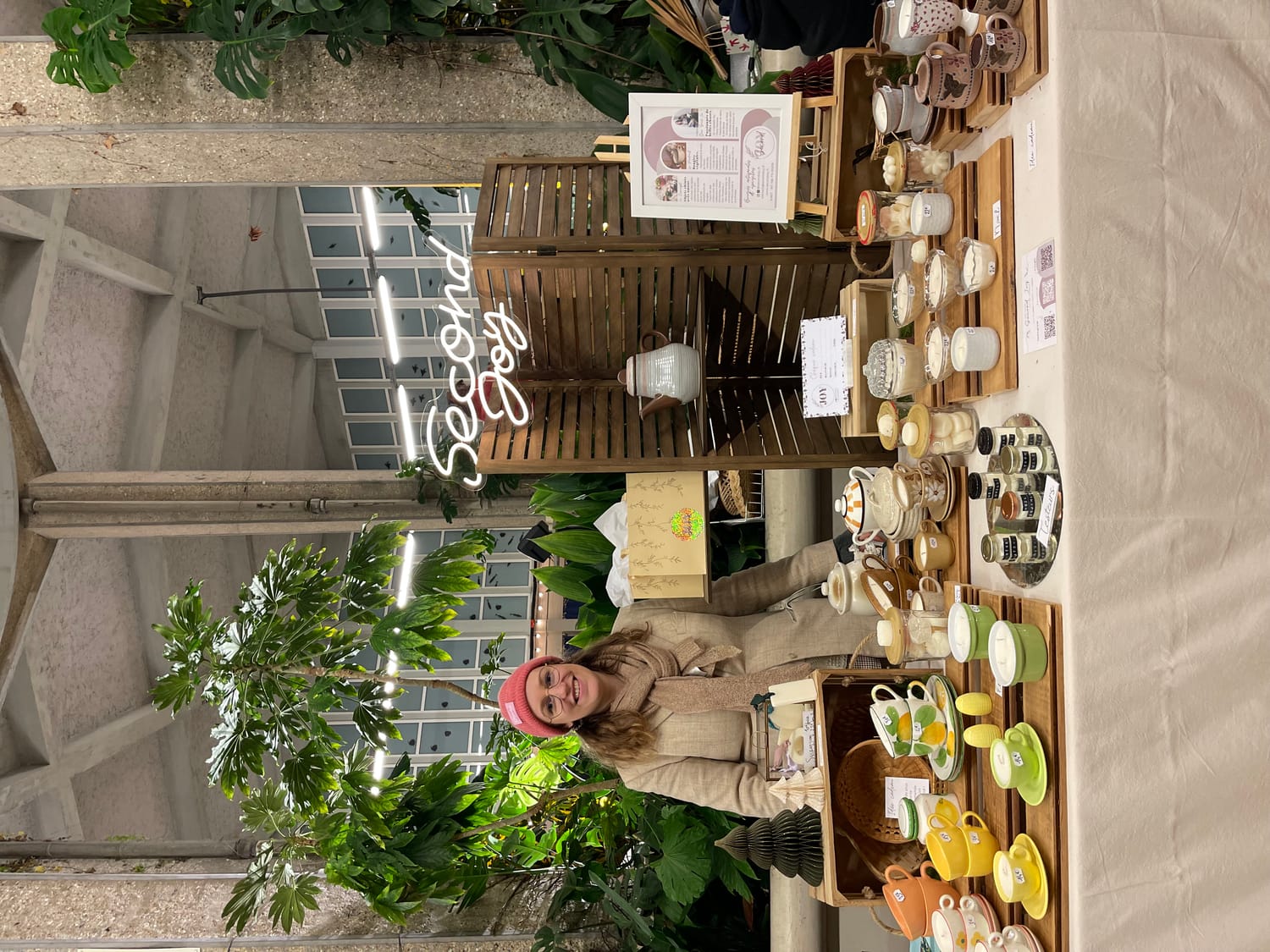 Stand Second Joy avec une créatrice derrière la table