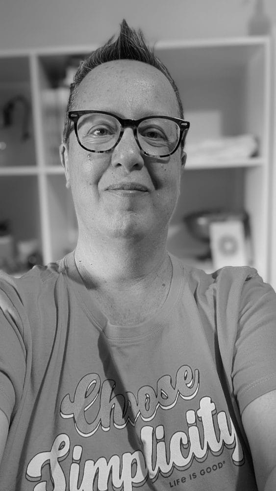 Stéphanie porte un t-shirt Choose Simplicity.