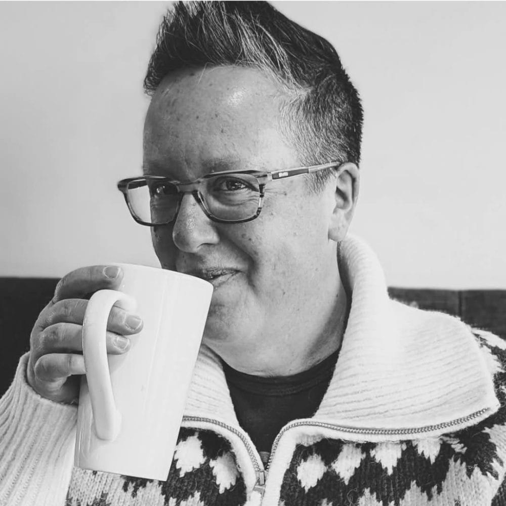 Stéphanie avec sa tasse de café.