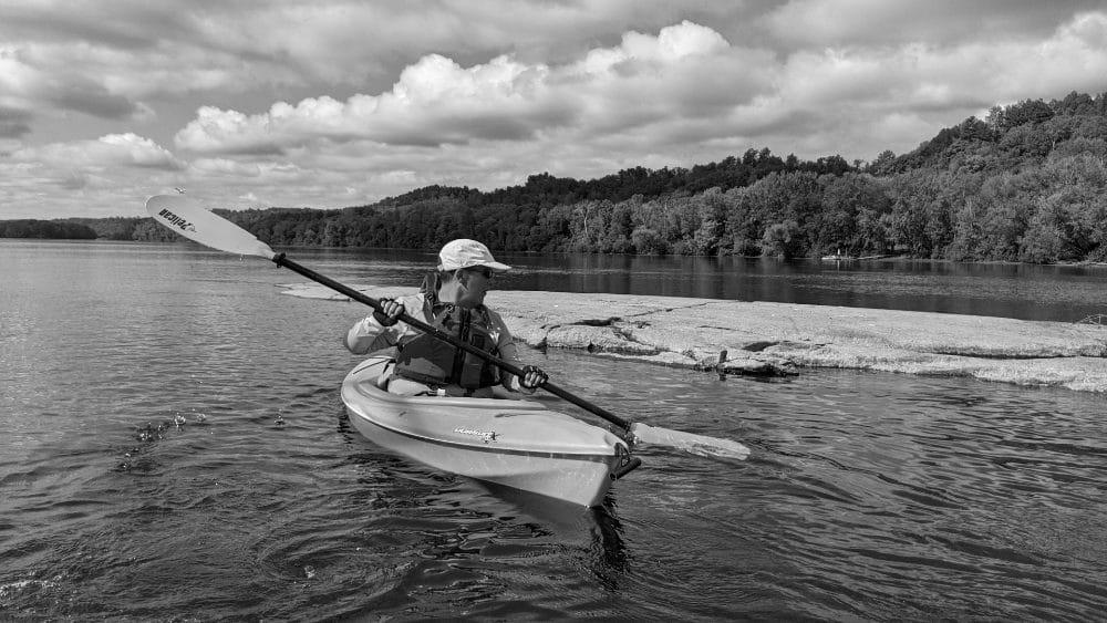 Stéphanie en kayak sur l'eau.