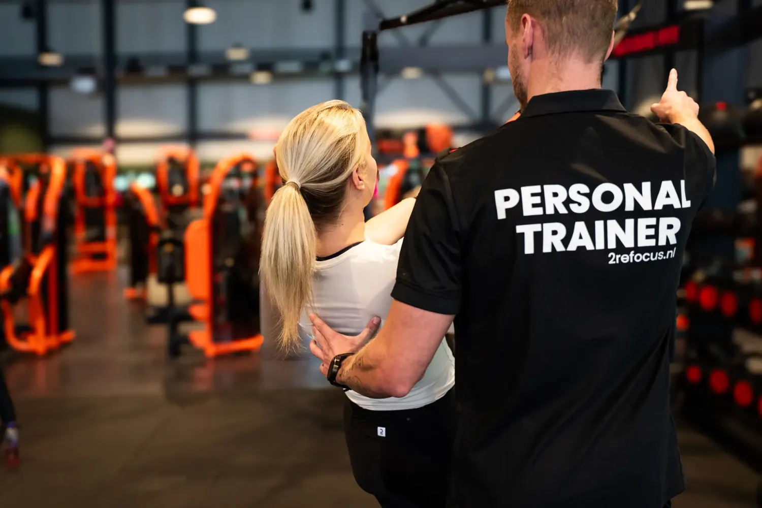 Personal trainer van 2Refocus helpt een klant in de Basic-Fit