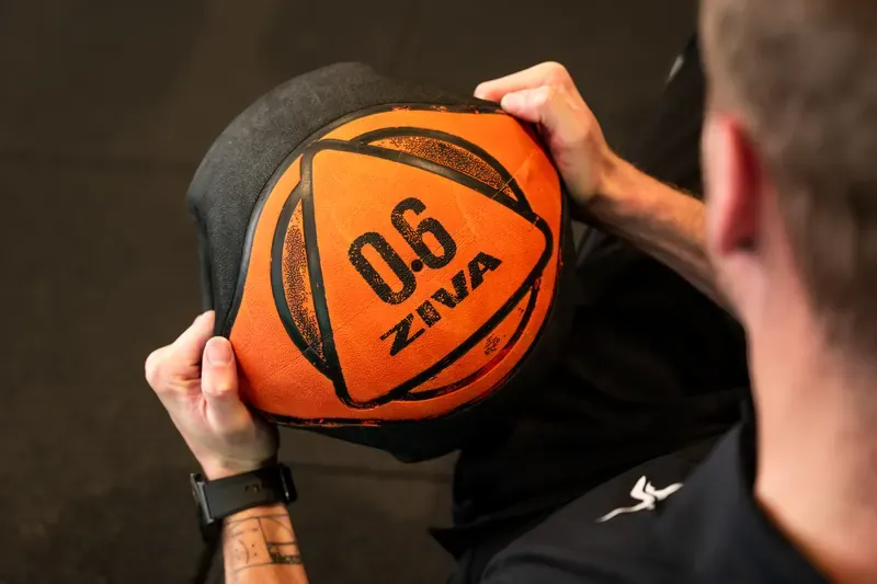 Medicijnbal in de handen van een trainer van 2Refocus