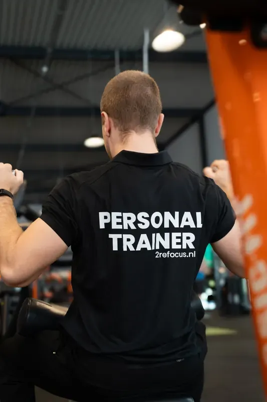 Rug van een 2Refocus-trainer met de tekst Personal Trainer