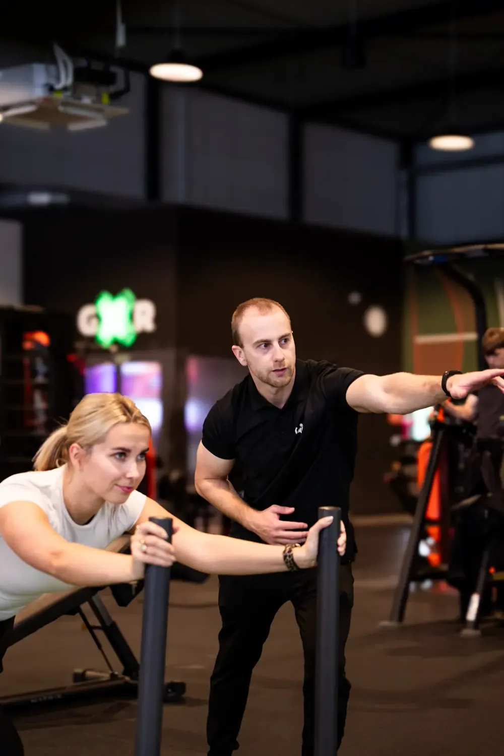 Trainer geeft aanwijzingen bij een sled push