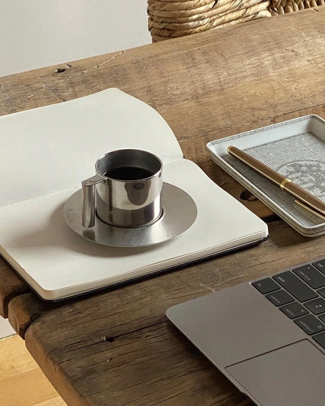 café y diseño de landing page minimalista en Systeme.io