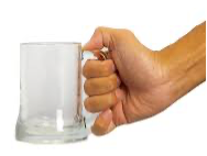 Main tenir une tasse vide prêt à l'action pour obtenir plus de boisson ou  de bière | Photo Premium