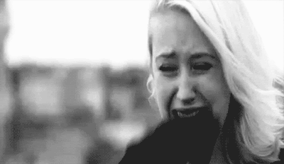 Une image contenant Visage humain, personne, noir et blanc, sourire    Description générée automatiquement