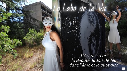 Une image contenant texte, plein air, robe de mariée, arbre    Description générée automatiquement