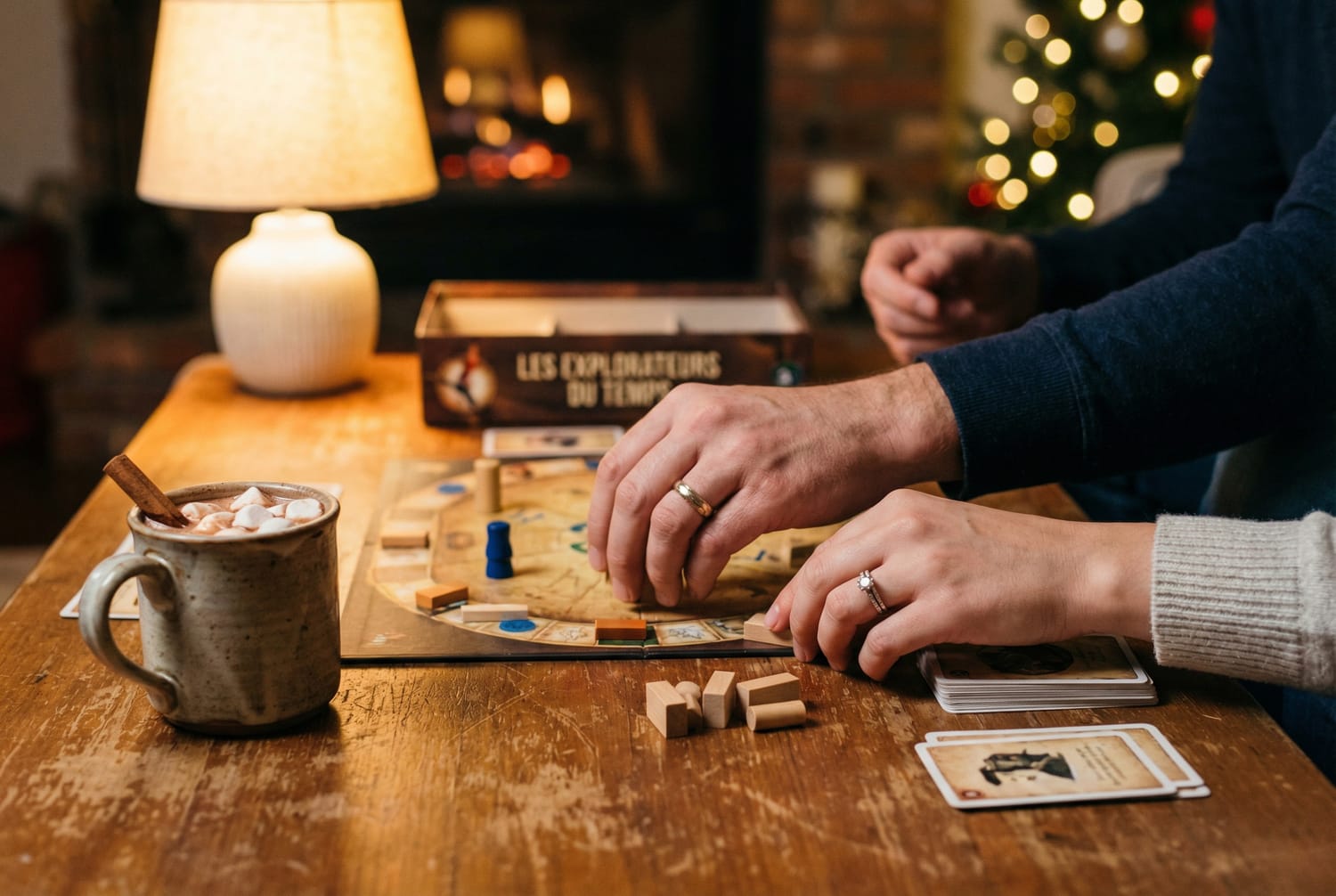 Mains couple jeux société table hiver chocolat chaud