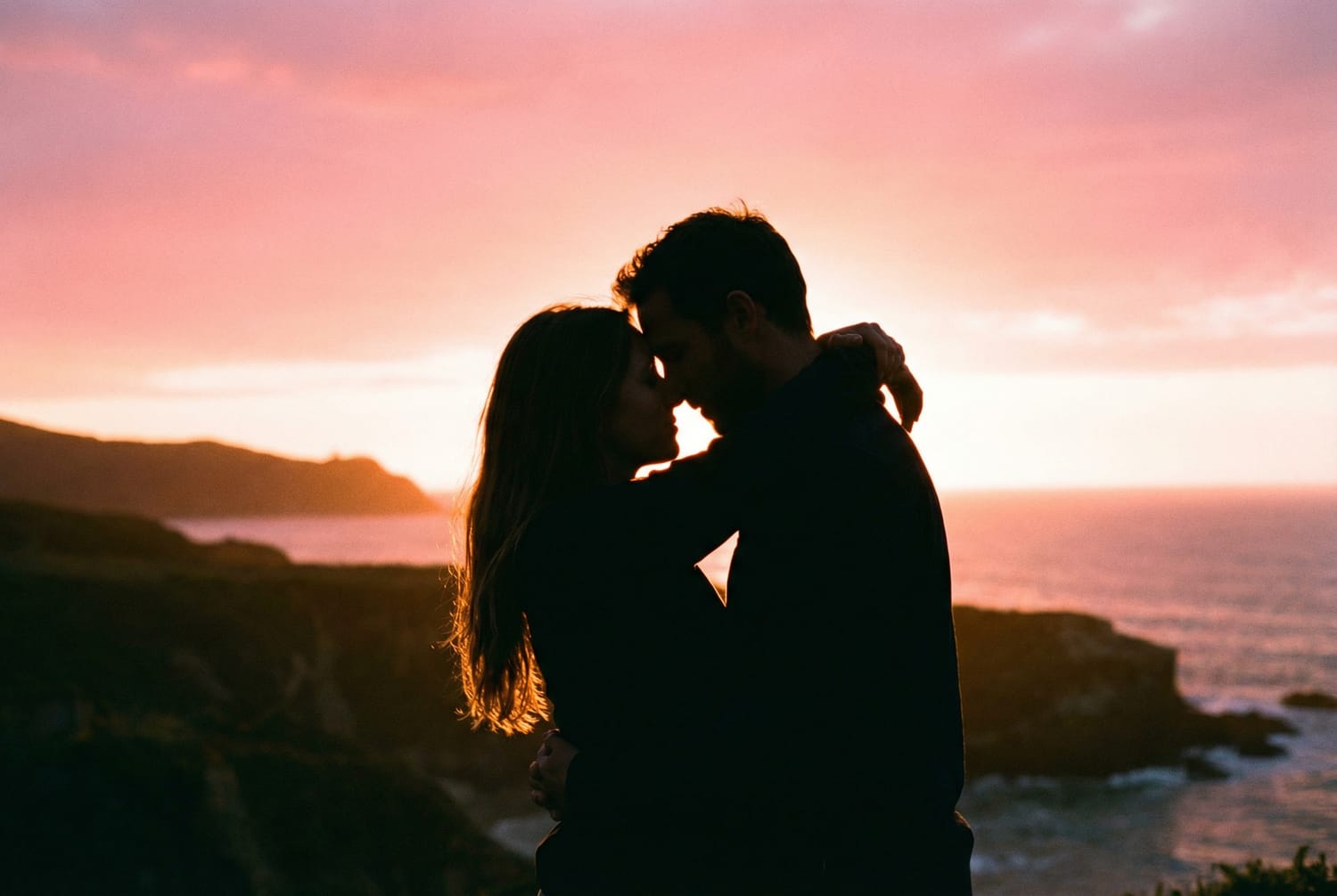 Couple romantique coucher de soleil Saint-Valentin passion