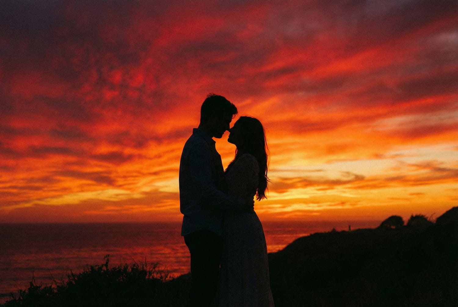Couple passionné au coucher de soleil pour illustrer citations d'amour