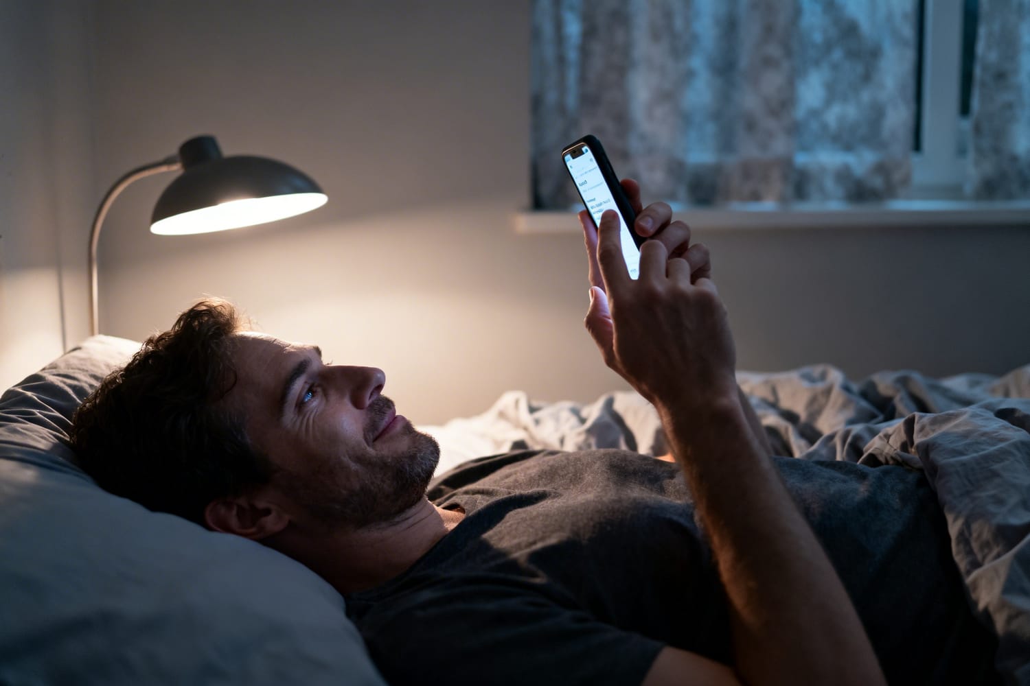 Homme envoyant un message d'amour du soir à son partenaire à distance