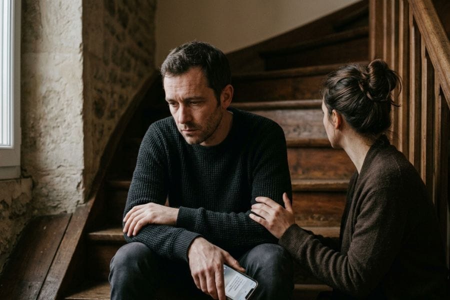 homme soutenu par sa partenaire après une perte deuil couple