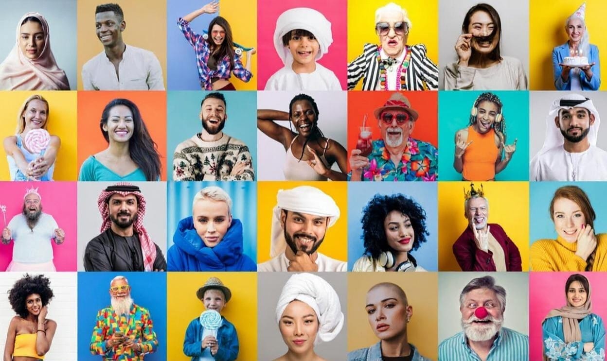 <img src="diversite-portraits-couleurs.jpg" alt="mosaïque de portraits de personnes souriantes et expressives, représentant la diversité, la joie et la connexion humaine sur des fonds colorés" />