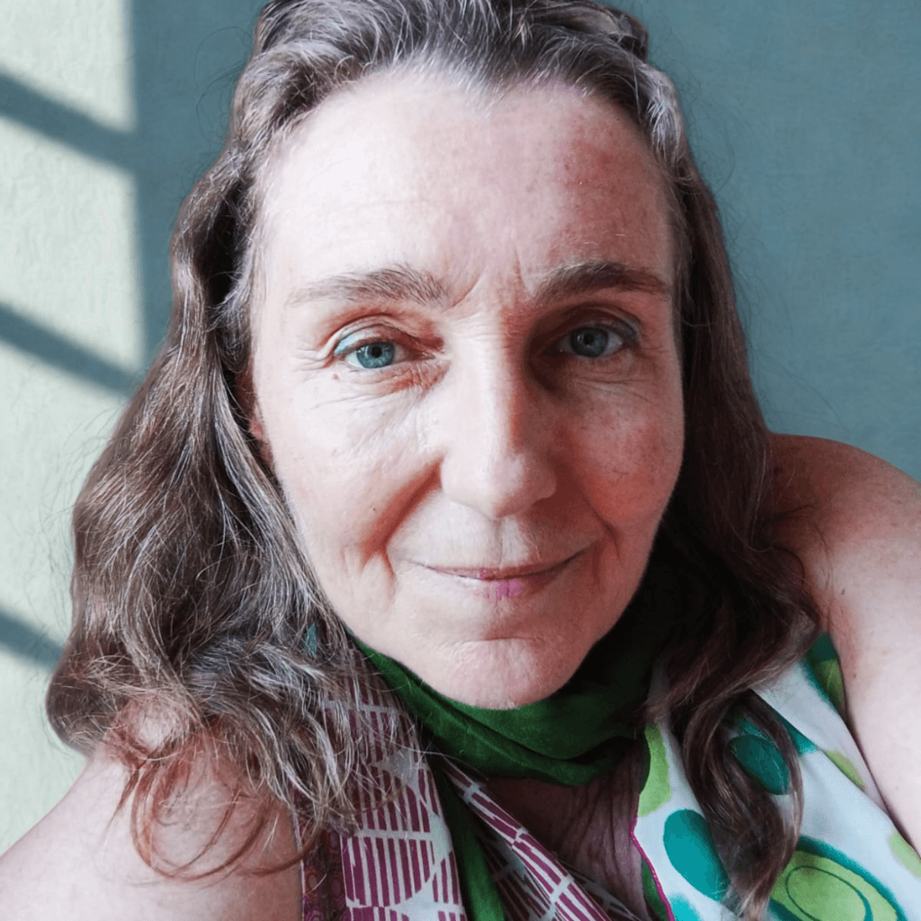 <img src="cercle-photo-de-sophie.png" alt="portrait de Sophie Lalanne souriante, lumière naturelle, symbole de bienveillance et d’accompagnement holistique" />