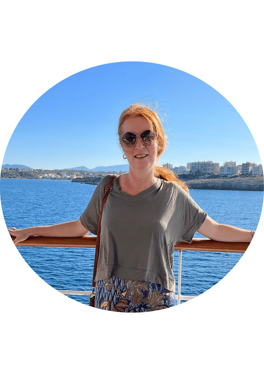 <img src="cercle-photo-de-Manon Martin-Styliste " alt="portrait de Manon Martin témoignage, le vue sur mer, lumière naturelle," />