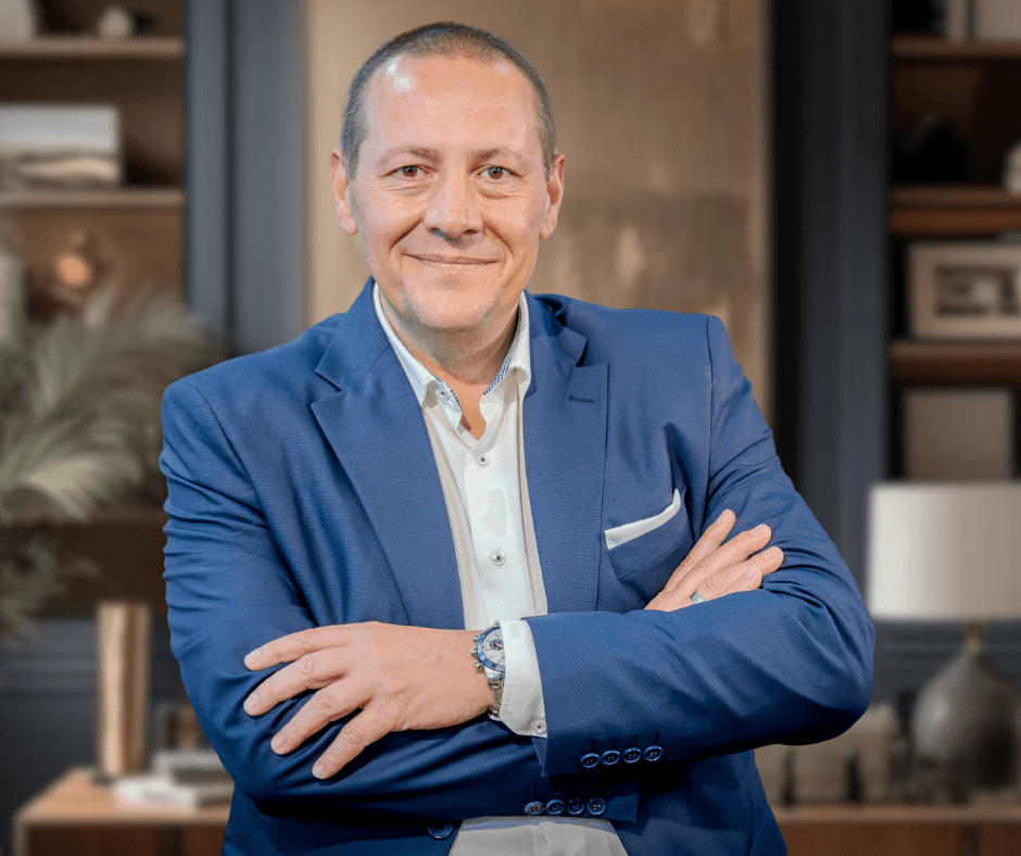 Töreki Tamás keresztbe tett kézzel