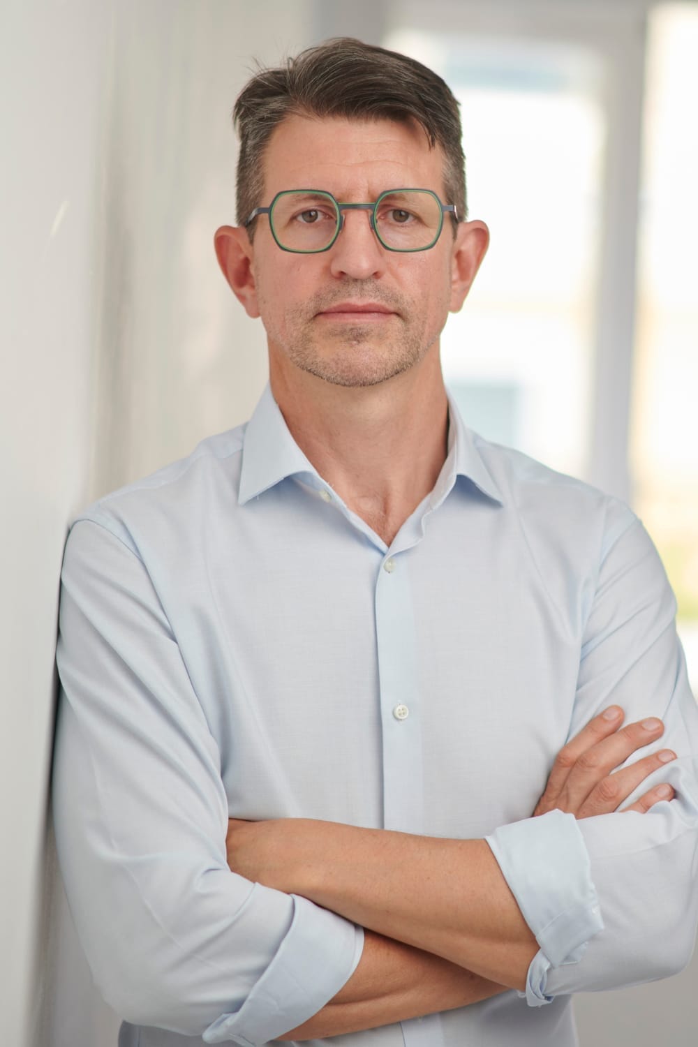 Töreki Tamás keresztbe tett kézzel